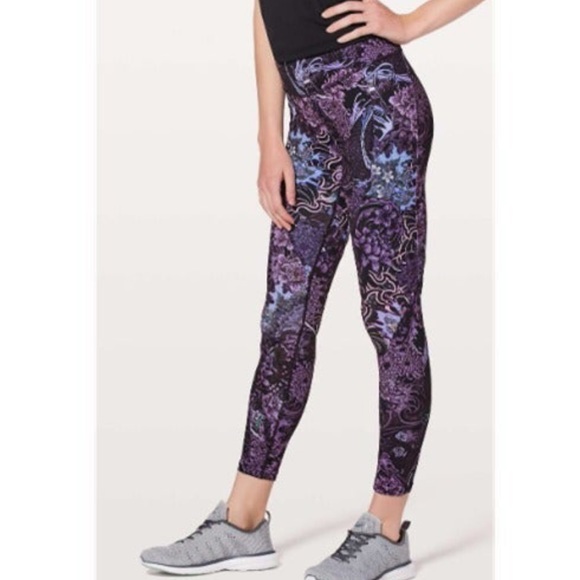 lululemon athletica Pants - LIKE NEW!! Lululemon Chasing Miles Tight *25"